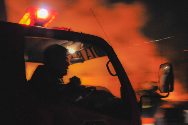 Ilustrasi petugas memadamkan api kebakaran.
 Foto: Fakhri Hermansyah/ANTARA FOTO