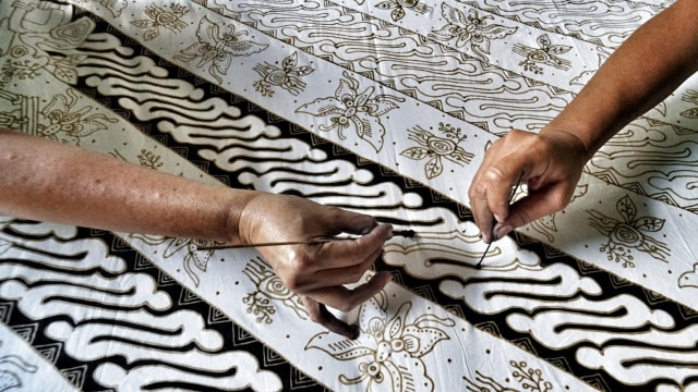 Batik yang pembuatannya menggunakan canting cap disebut batik