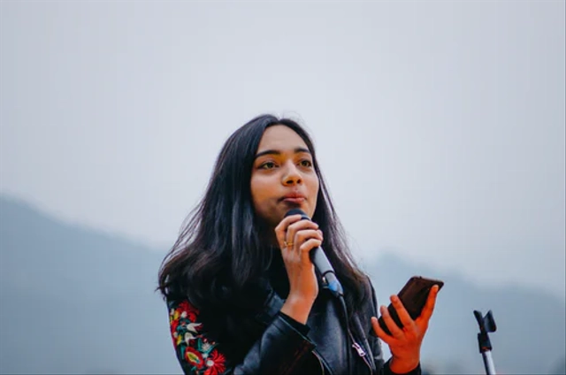 Audisi biasanya diselenggarakan oleh program TV karena memiliki manfaat untuk menyeleksi ribuan calon peserta. Sumber: Unsplash.com