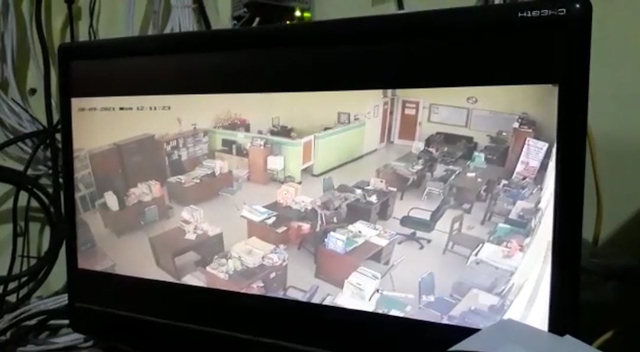 Seorang pria terekam kamera CCTV  saat masuk ke kantor Diskoperindag Kabupaten Tuban dan dan mengambil satu unit laptop serta satu unit hanphone (HP) milik karyawan kantor tersebut. (istimewa)