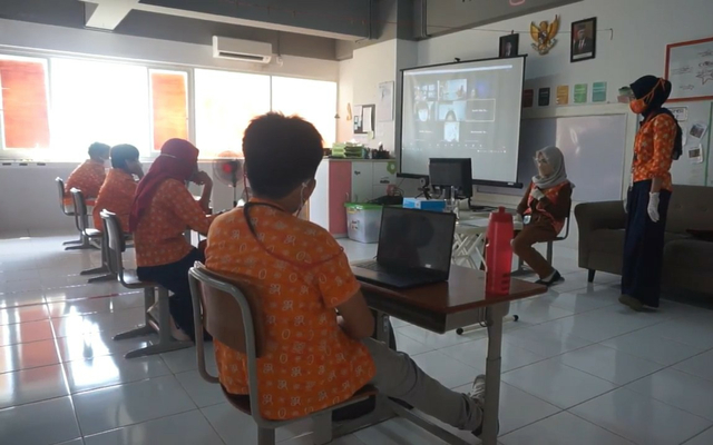 Proses pembelajaran hybrid secara terbatas di Sekolah Cikal Surabaya.  Foto-foto: Dok.pribadi 