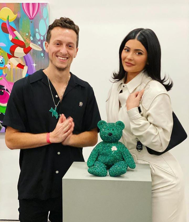 Kylie Jenner bersama Dan Life bersama beruang kristal hijau Beanie Baby (Foto: Instagram @thedanlife)