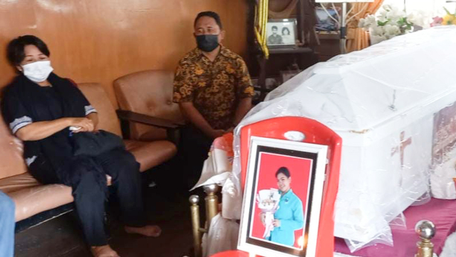 Jenazah Suster Gabriela Meilani, korban kekejaman KKB Lamek Taplo di Kiwirok Pegunungan Bintang Papua. (BumiPapua.com/Katharina) 