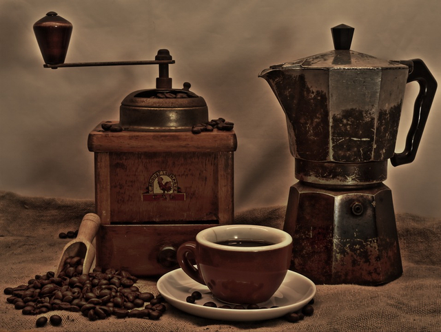Biji Kopi serta Coffee Grinder. Sumber Foto : Pixabay