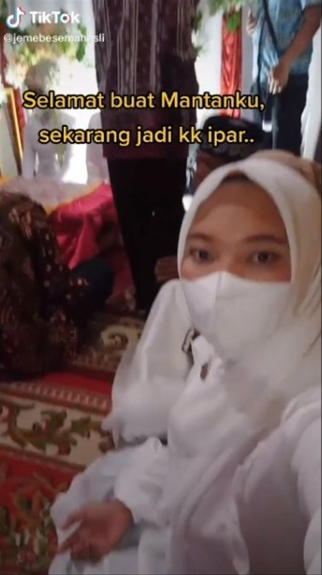 Kisah unik wanita bernama Pipi Dwi Nopika di Sumatera Selatan abadikan momen mantan pacar menikah dengan kakak kandungnya. (Foto: TikTok/@virgo_2596)