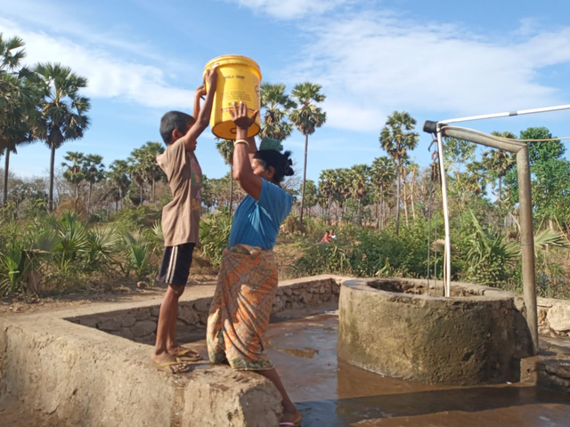 Helena, satu dari puluhan penyintas di Kecamatan Ile Ape yang terpaksa mengkonsumsi air sumur asin untuk kebutuhan hidup setiap hari. Rabu (22/9). Foto : Teddi Lagamaking