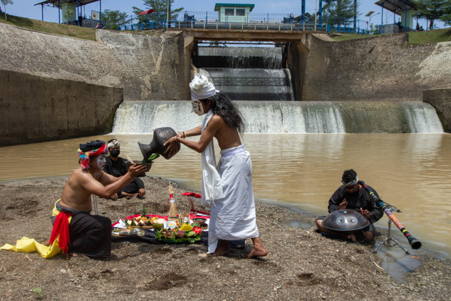 Seniman yang tergabung dalam Teater Jero melakukan prosesi Tradisi Ruwatan Sungai Cilamaya di Bendungan Barugbug, Jatisari, Karawang, Jawa Barat. Foto: M Ibnu Chazar/ANTARA FOTO