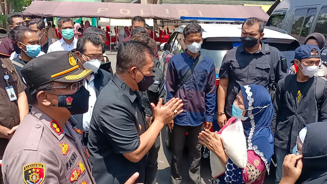 Wali Kota Cirebon Nashrudin Azis dan Kapolres Cirebon Kota AKBP M. Fahri Siregar memberikan sembako kepada warga yang sudah divaksin Merdeka.(Juan)