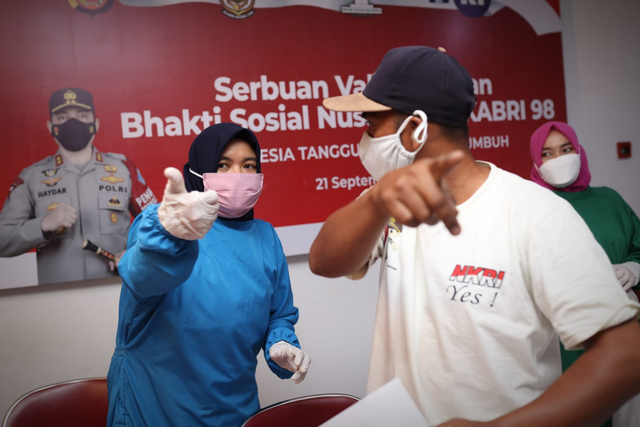Serbuan vaksinasi dan bakti sosial nusantara yang digelar alumni Akabri 98 di Aceh, Selasa (21/9). Foto: Abdul Hadi/acehkini