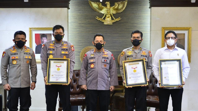 Kapolri Jenderal Pol Listyo Sigit Prabowo mendapatkan 3 penghargaan REKOR MURI atas Program Presisi. Foto: Polri