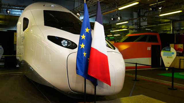 Replika kereta TGV yang lebih ramah lingkungan. Foto: AP Photo/Michel Euler, Pool