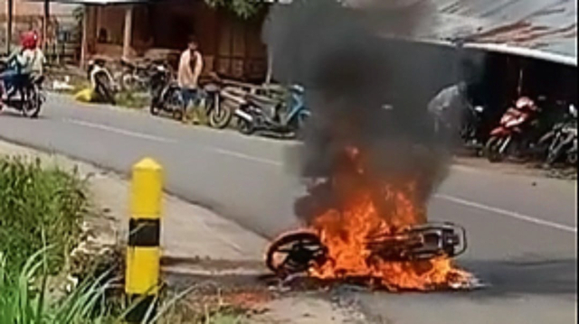 Kendaraan roda dua hangus terbakar di Kelurahan Rembon, Kecamatan Rembon, Tana Toraja akibat korsleting listrik, Rabu (22/9). Foto: Dok. Istimewa