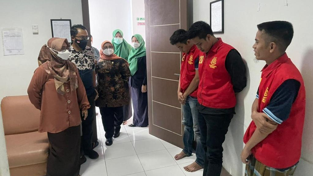 DP, pelaku pemerkosa yang juga paman korban (kanan). Dok. Mahkamah Syariah Jantho