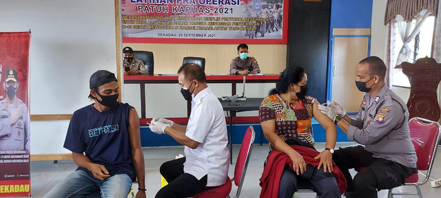 Masyarakat menerima vaksin dosis pertama di Polres Sekadau. Foto: Dok. Polres Sekadau