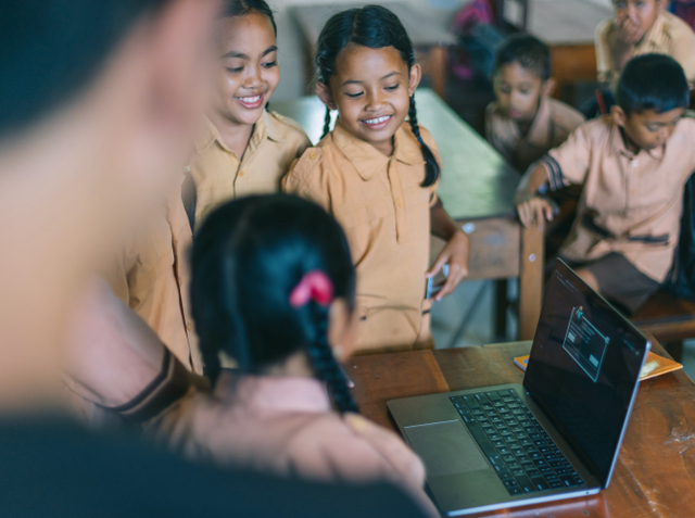 Anak-anak main laptop, Sumber: Pexels