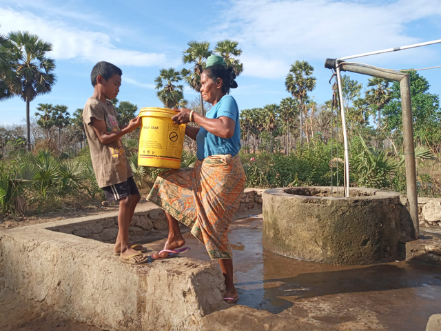 Penyintas badai seroja di Lembata di lokasi pengungsian saat mengambil air asin di salah satu sumur di lokasi pengungsian. Foto : Teddi Lagamaking