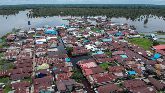Foto udara permukiman warga terendam banjir di Jalan Mendawai, Palangka Raya, Kalimantan Tengah, Rabu (22/9/2021). Foto: Makna Zaezar/ANTARA FOTO