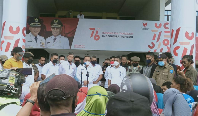 Wali Kota, M Tauhid Soleman, saat hearing terbuka dengan massa aksi Aliansi Suara Rakyat Kota Ternate, Rabu (22/9). Foto: Istimewa