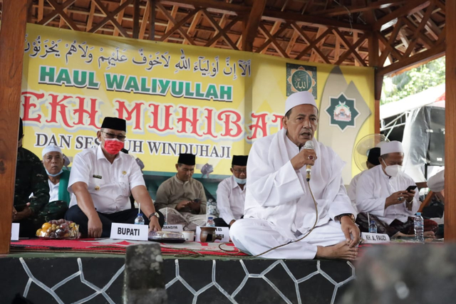 Wantimpres Habib Luthfi berkesempatan menghadiri Haul Syekh Muhibat Al Hasani Al Maghrobi dan Sesepuh Kuningan di Kabupaten Kuningan, Jawa Barat. (Andri)