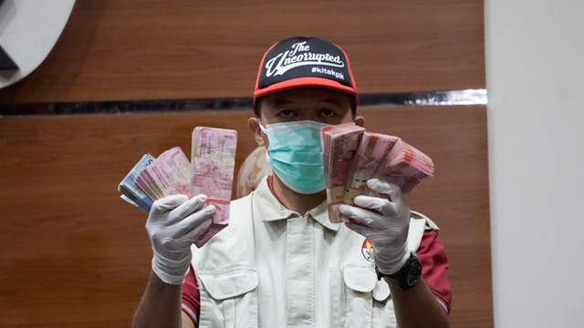 Barang bukti berupa uang tunai dari OTT KPK Bupati Kolaka Timur. Foto: Iqbal Firdaus/kumparan