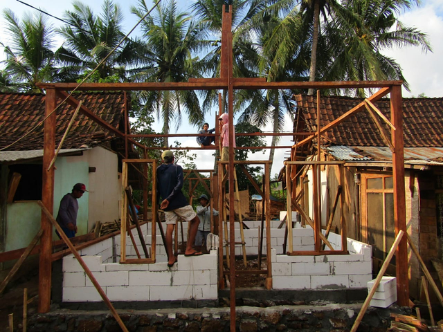 Konstruksi Rumah yang dibangun oleh AMCF dalam Program Konvoy Kemanusiaan di Kab. Situbondo (Foto: Dokumentasi Program AMCF)