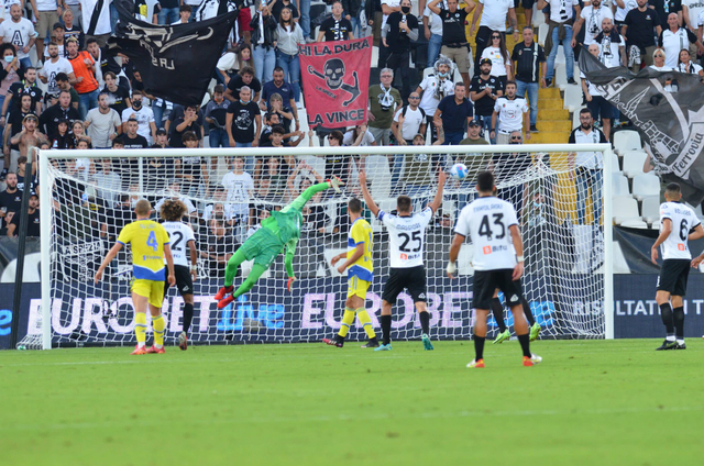 Gol Emmanuel Gyasi di laga Spezia vs Juventus. Foto:Twitter/@acspezia