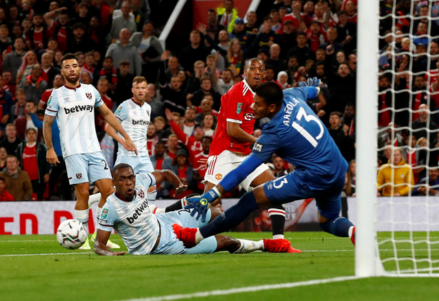 Pemain Manchester United Anthony Martial gagal mencetak gol ke gawang West Ham United saat bertanding di Old Trafford, Manchester, Inggris. Foto: Jason Cairnduff/Reuters