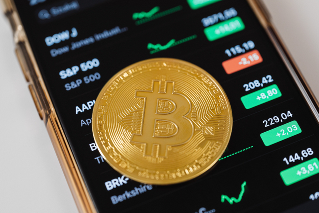 Ilustrasi trading Bitcoin di Android. Foto: Pexels