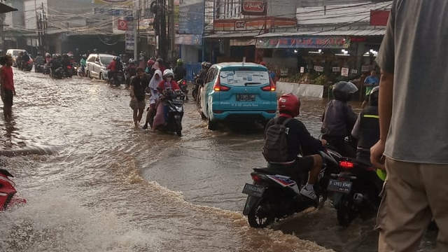 Sejumlah kendaraan melintasi jalan yang tergenang banjir akibat Kali Mampang meluap, Kamis (23/9). Foto: dok. Bayu