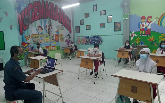 Pelaksanaan PTM terbatas di salah satu sekolah di Surabaya. Foto: Masruroh/Basra
