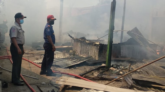 Ilustrasi petugas Damkar Padang berhasil memadamkan api. Foto: dok BPBD