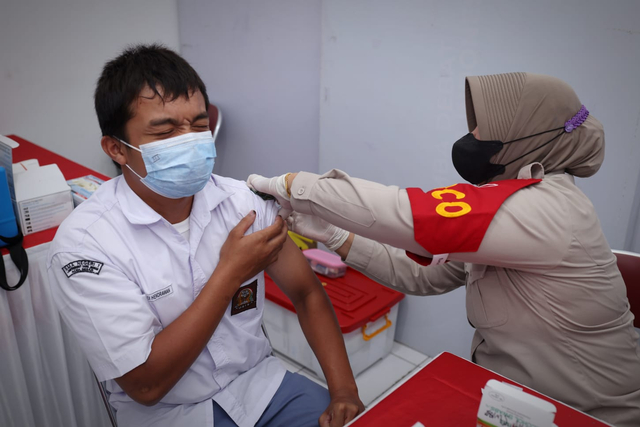 Siswa melakukan vaksinasi di Aceh. Foto: abdul Hadi/acehkini