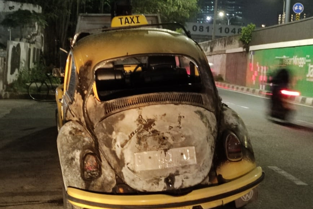 VW Beetle terbakar di Jalan TB Simatupang, Jakarta Selatan, Rabu (22/9). Foto: Dok. Istimewa