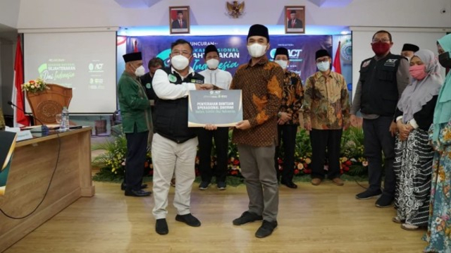Ketua Dewan Pembina ACT Ahyudin menyerahkan simbolis kepada dai dalam peluncuran Gerakan Nasional Sejahterakan Dai Indonesia, di Kantor MUI, Rabu (15/9/2021). (ACTNews/M. Ubaidillah)