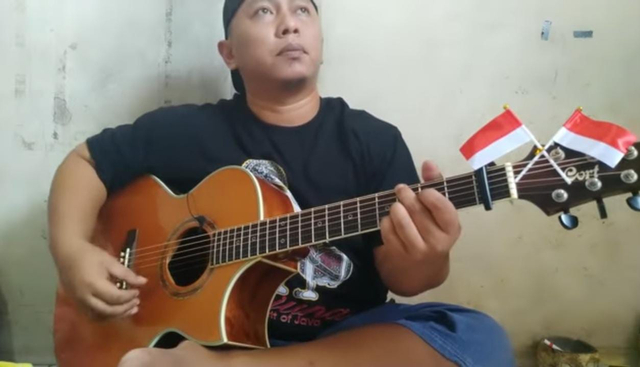 Alip Ba Ta memainkan instrumen lagu "Ibu Pertiwi" (Foto: channel YouTube Alip_Ba_Ta)