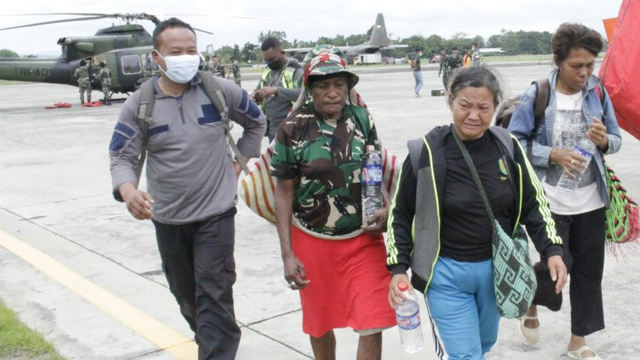 Ibu guru Purba bersama 2 perempuan lainnya berhasil dievakuasi dari Kiwirok Pegunungan Tengah Papua. (Dok Penrem 172/PWY) 