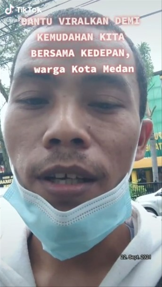 Viral pria bernama Mokmar Sihotang di Medan, Sumatera Utara mengurus akta kelahiran dari Juli 2021 hingga kini tak kunjung selesai. (Foto: TikTok/@anakpakkat)
