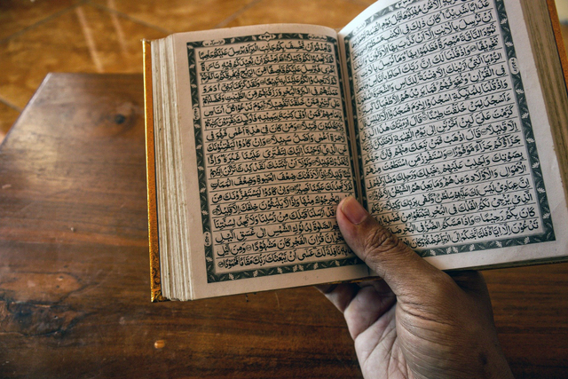 https://pixabay.com/photos/quran-book-hands-islam-holy-book-6114877/