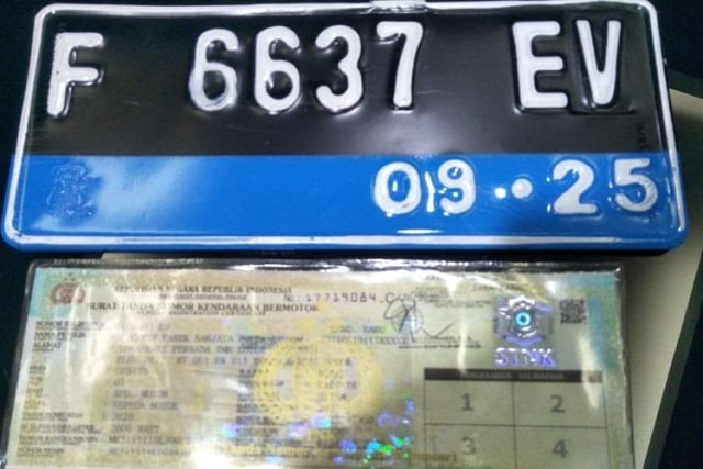 Pelat nomor khusus kendaraan listrik. Foto: Istimewa