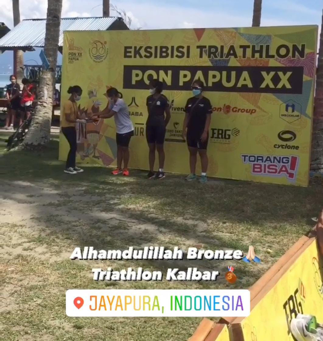 Maharani Azhari Wahyuningtyas meraih medali pertama untuk Kalbar di ajang PON XX Papua. Ia menyumbangkan medali perunggu pada cabang olahraga eksebisi triathlon. Foto: Dok Hi!Pontianak