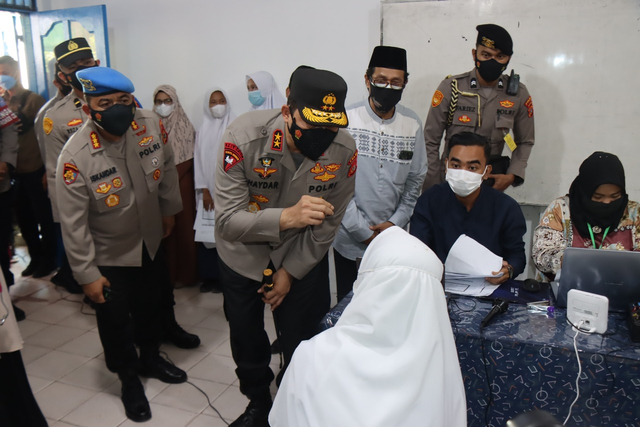 Kapolda Aceh Irjen Pol Ahmad Haydar meninjau kegiatan vaksinasi massal di Masjid Muhammadiyah, Kota Langsa, Kamis (23/9). Foto: Dok. Polda Aceh