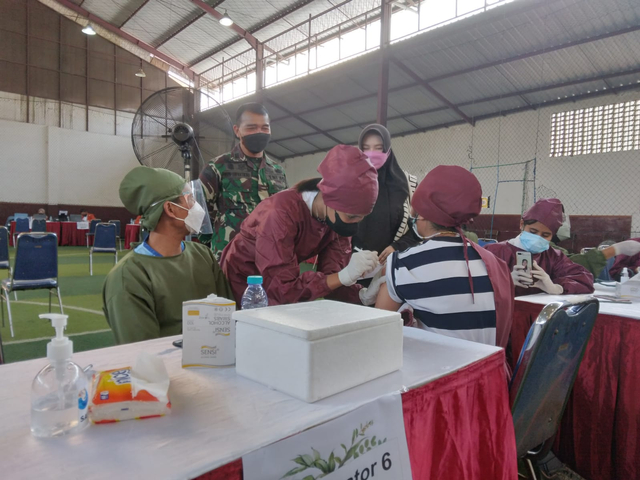 Pelaksanaan vaksinasi COVID-19 dosis kedua di STIE Malangkucecwara (ABM). Foto: Feni Yusnia