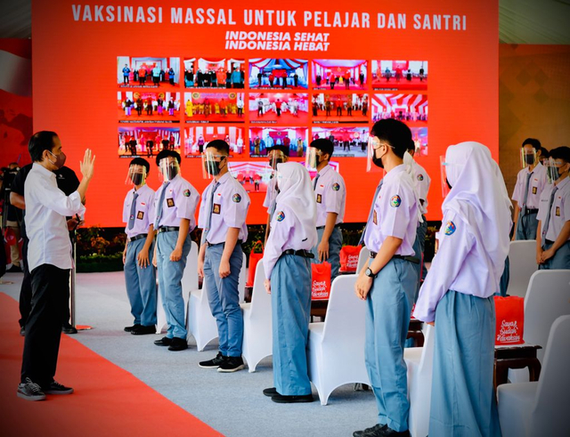 Presiden Jokowi tinjau vaksinasi pelajar di Cilacap Foto: Laily Rachev/Biro Pers Sekretariat Presiden