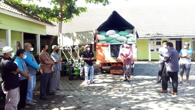 Bantuan jagung yang diberikan Jokowi untuk peternak ayam petelur di Gunungkidul. Foto: istimewa.