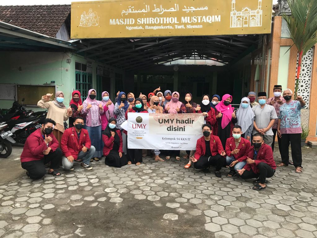 Foto bersama mitra UMKM dan mitra PKK Dusun Ngentak ketika Penarikan KKN IT UMY 094 pada 12 September 2021