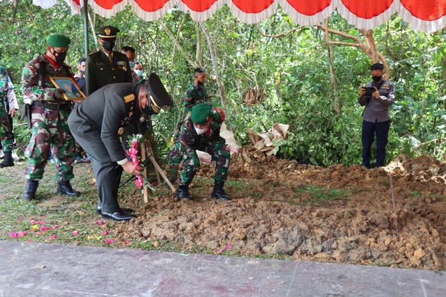 Danrem 121/Abw memimpin upacara pemakaman Pratu Ida Bagus Putu S di TMP Ngabang. Foto: Penrem 121/Abw