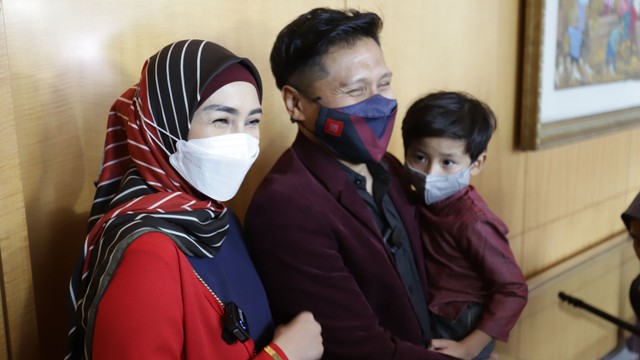 Artis Fenita Arie dan Arie Untung saat menghadiri acara lamaran Ria Ricis dan Ryan di Hotel JW Marriot, Jakarta, Kamis, (23/9). Foto: Ronny