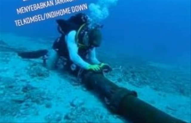 Viral Perjuangan Teknisi TelkomGroup Perbaiki Kabel Internet di Dasar Laut (33988)