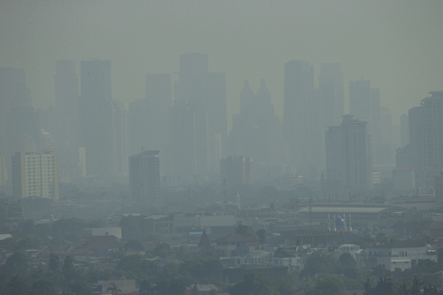 Bangunan gedung bertingkat di Jakarta diselimuti polusi udara. Foto: Aditia Noviansyah/kumparan