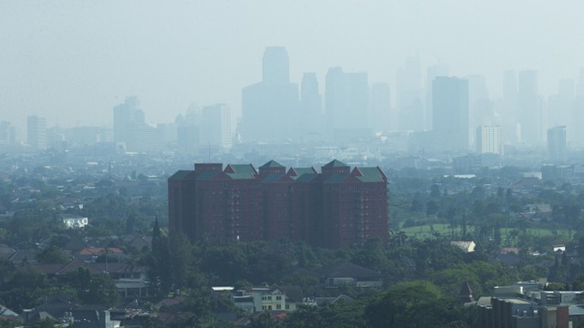 Bangunan gedung bertingkat di Jakarta diselimuti polusi udara. Foto: Aditia Noviansyah/kumparan
